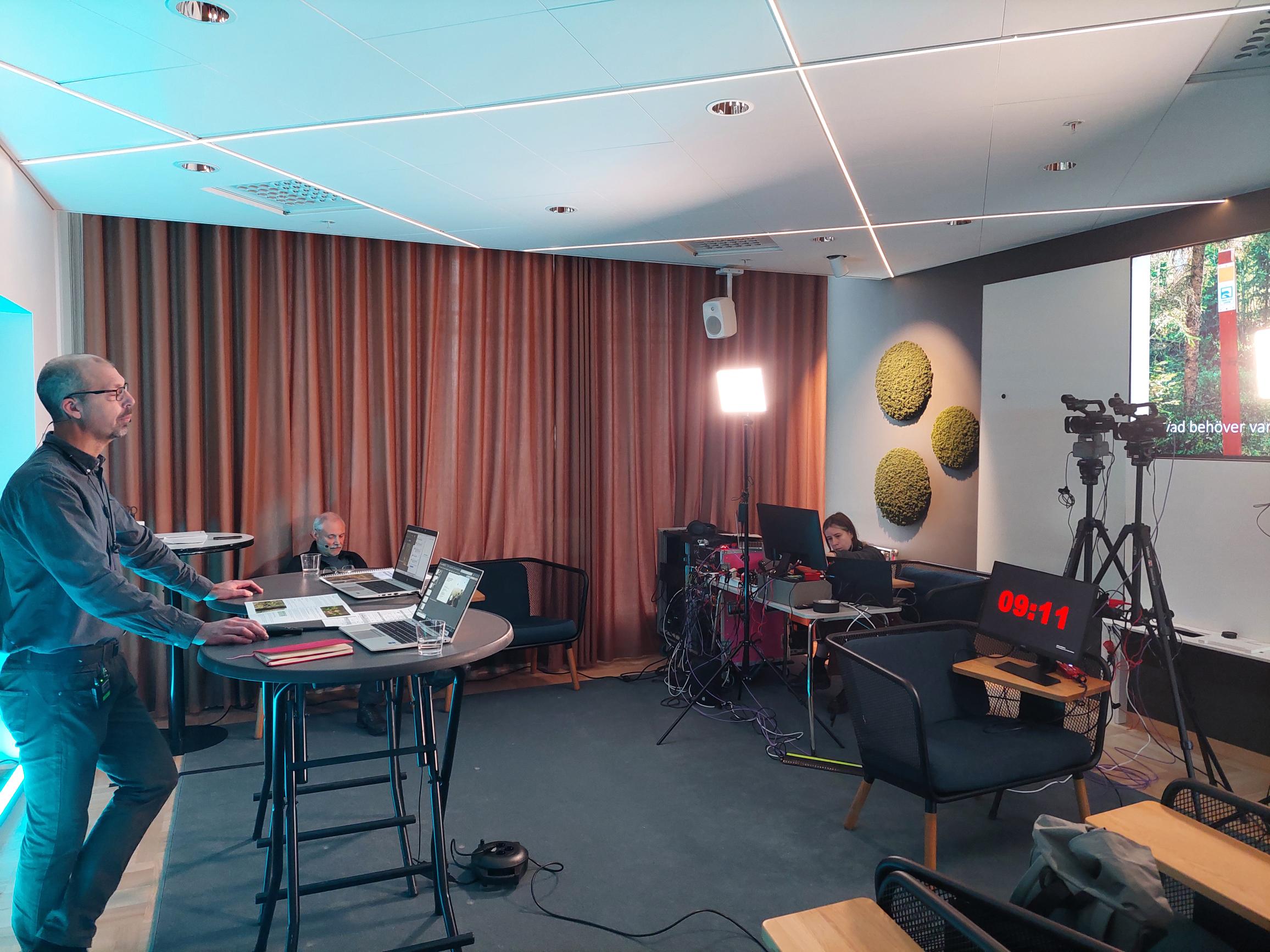Patrik Wivstad talar i studio på digitalt samverkansmöte 12 november 2025.