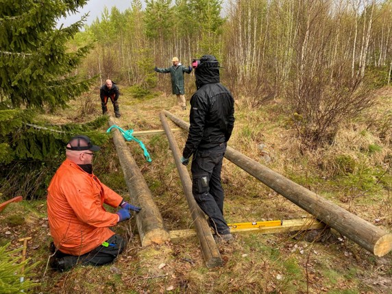 bygge av bro längs vandringsled