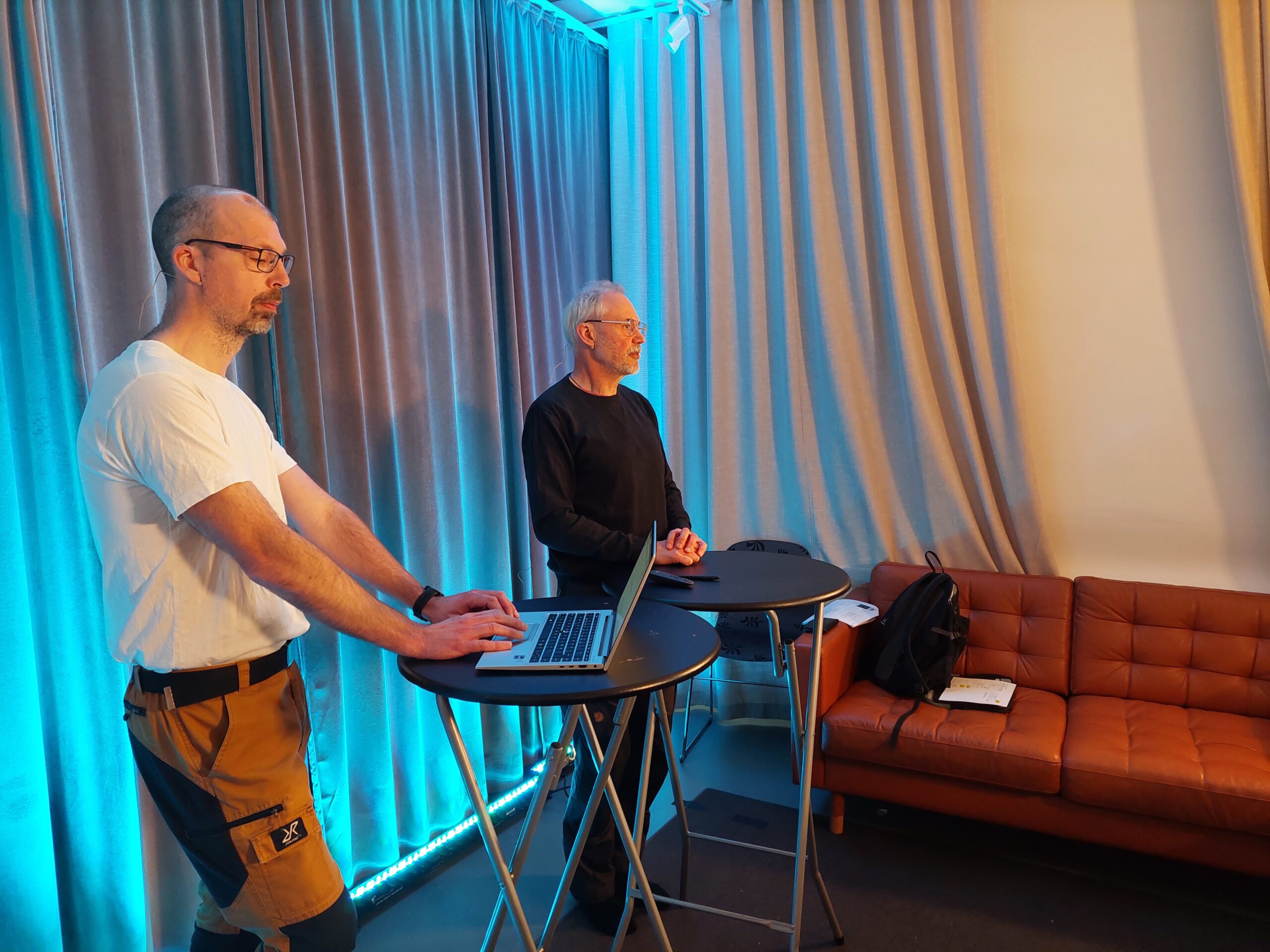 Patrik Wivstad och Mikael Pettersson i studio vid samverkansmöte vid lansering av ledmnaualen november 2024.